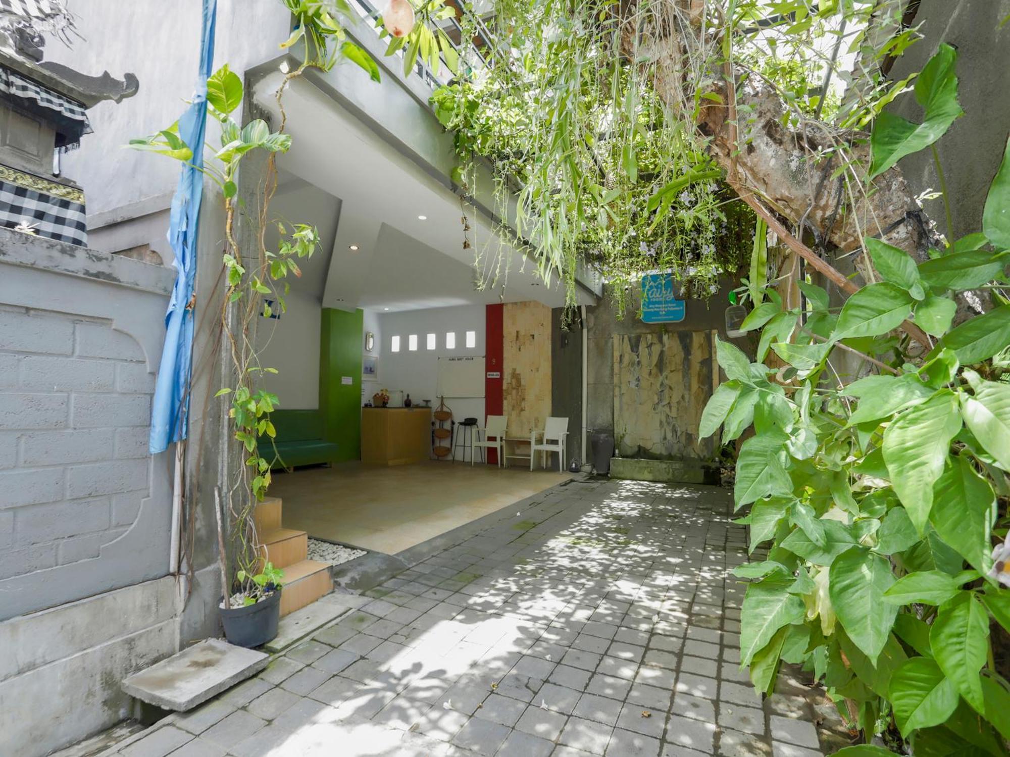 Oyo 3852 Valomia Guest House Denpasar  Exterior photo